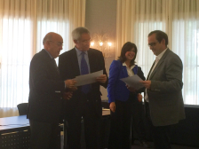 El conseller de Salut, Boi Ruiz, entrega els certificats d'EAP acreditats als gerents de l'EAP Sarrià Vallvidrera Les Planes, Dr. Joan M. Aranalde, i l'EAP Vallcarca-Sant Gervasi, Dr. Lluís Gràcia